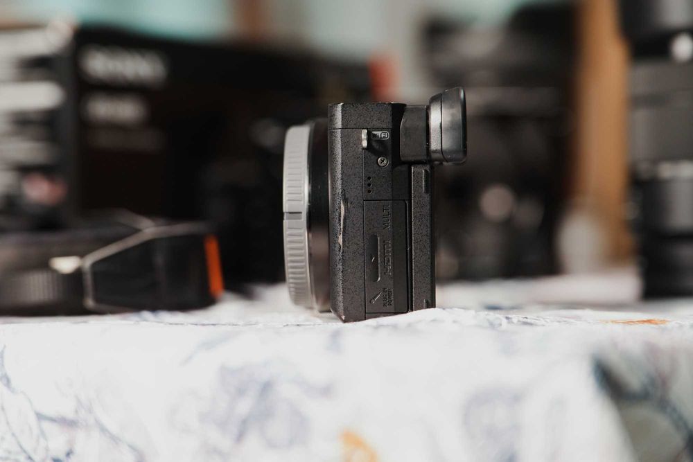 Sony A6400 Kit 18-135mm F/3.5-5.6 (în garanție) + Sigma 16mm F/1.4