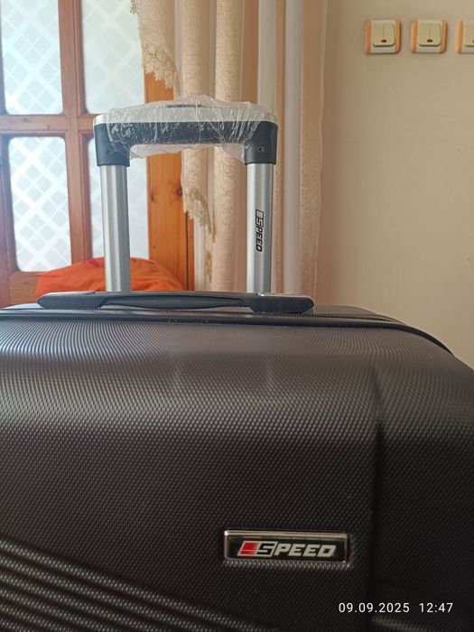 Продается чемодан размер М