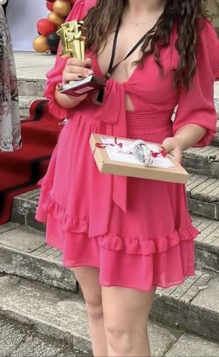 Къса розова рокля