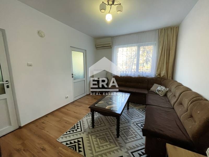 Отдава се под наем 2-стаен апартамент в центъра