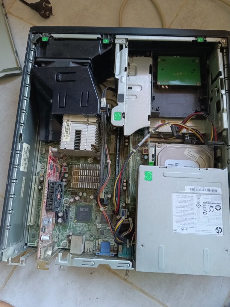 Продавам настолен компютър HP – 4GB RAM, HDD, Intel CPU