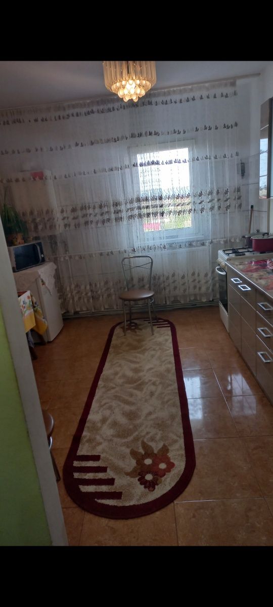 Vând apartament zona Milcov