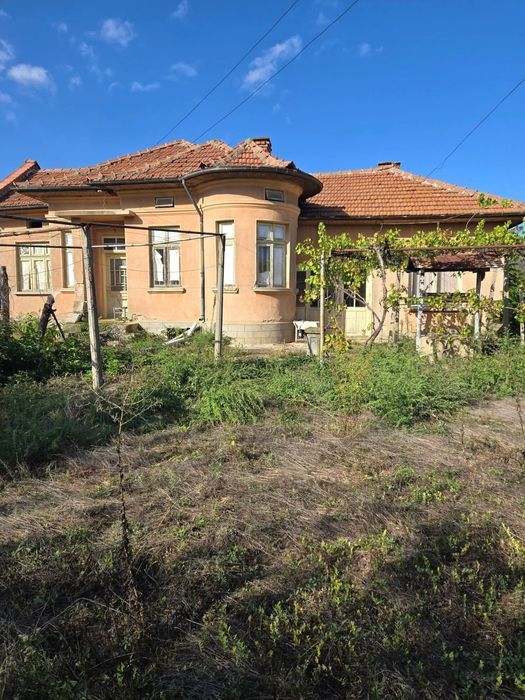 Тухлена къща с голям двор и гараж в село Драганово