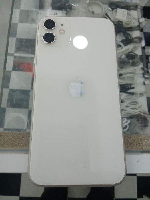 Iphone 11 sotiladi, xotira 64 gb, batareka yomkost 84, holati alo