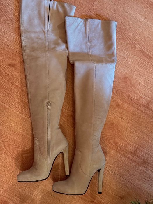 Бежови велурени ботуши