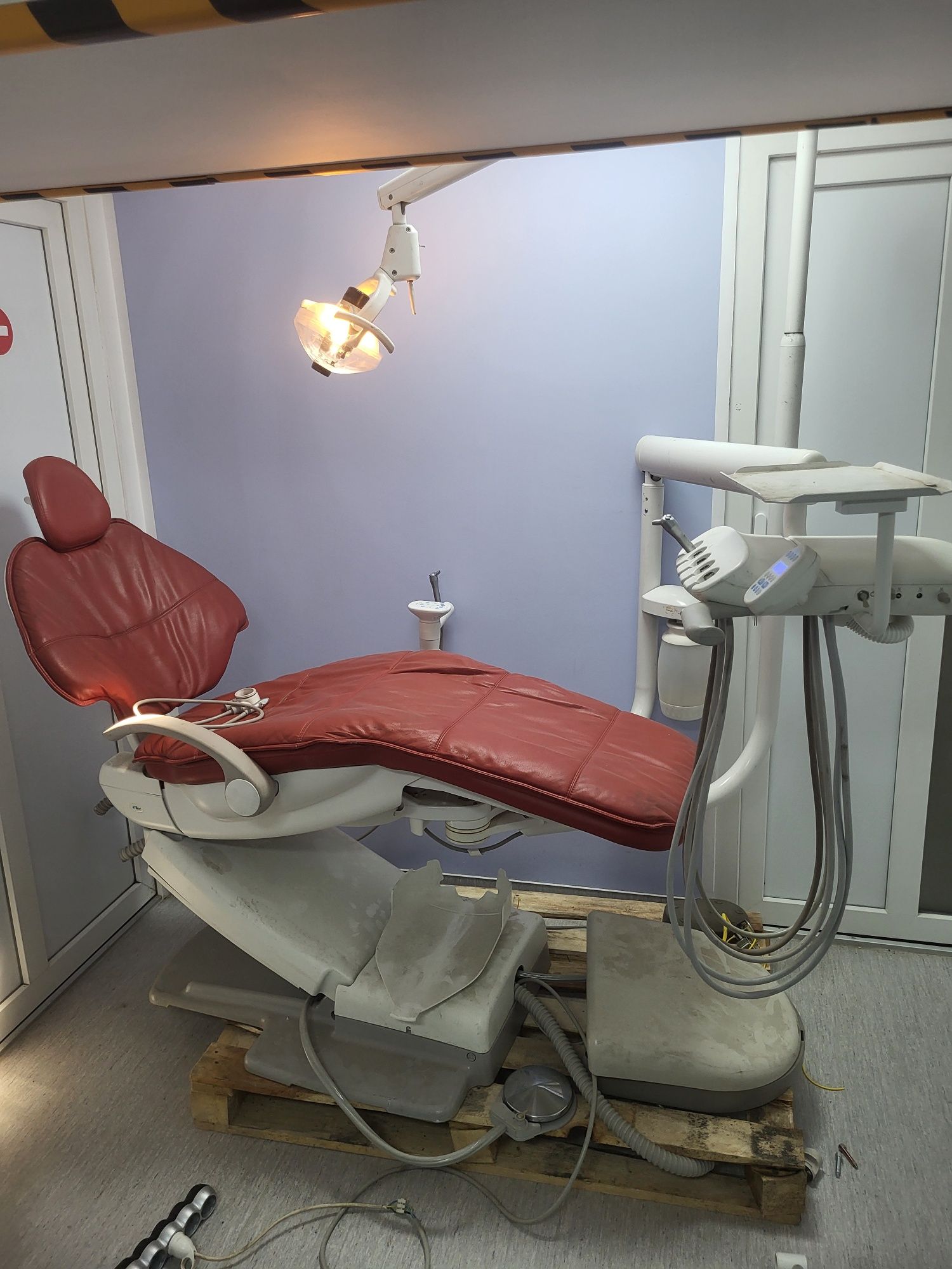 Vând unit dentar A-dec