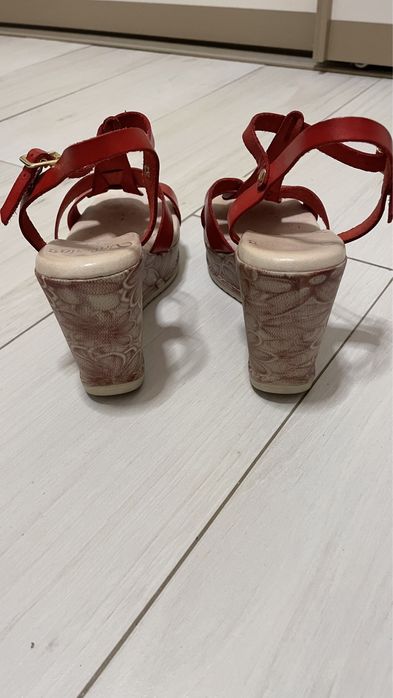 Sandale de culoare rosie