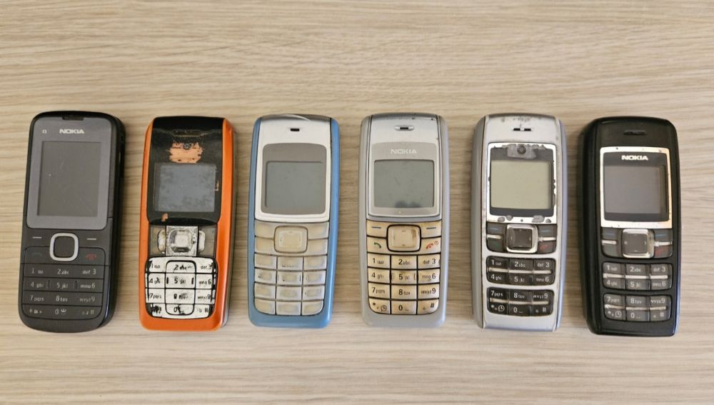 Lot 12 telefoane Nokia 3210 1660 2310 1110 functionale defecte piese