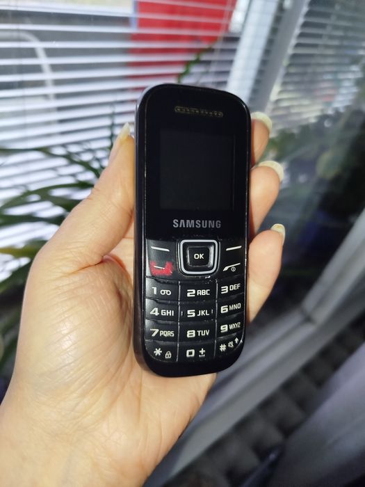 Телефон Samsung със зарядно.