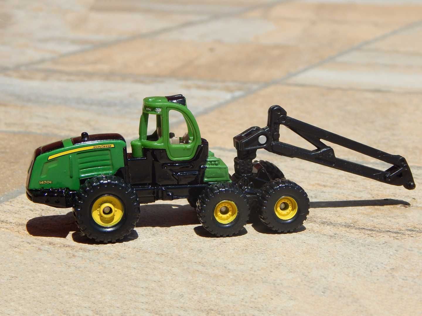 Macheta tractor forestier John Deere 6-Rad-Harvester 1470E 1:87