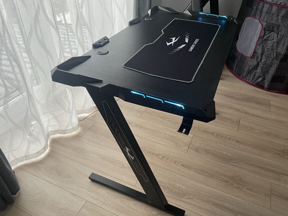 Birou Gaming Nou, iluminare LED, suport pahar, suport casti