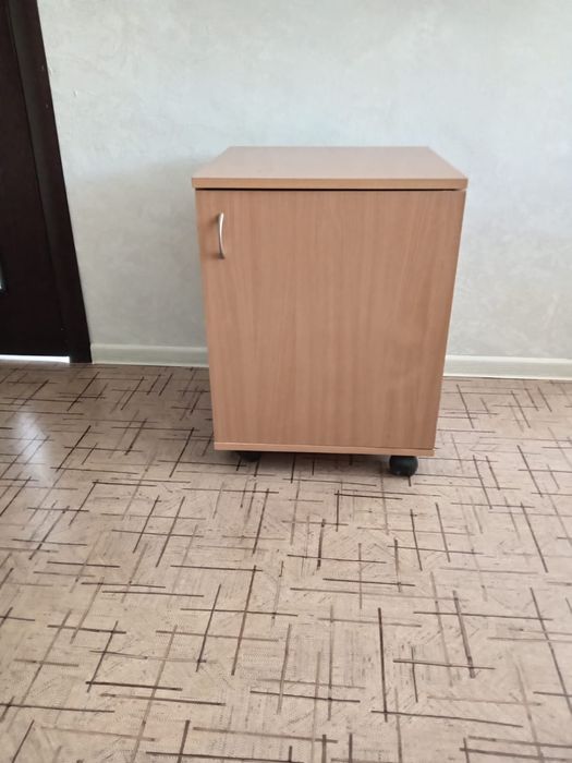 Продам тумбу на колесиках