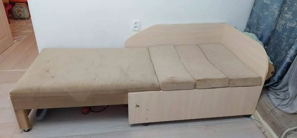 Кровать складывается