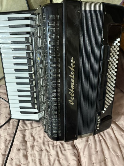 Acordeon de vanzare  …. Arata super bine merge bine  adus fin Austria