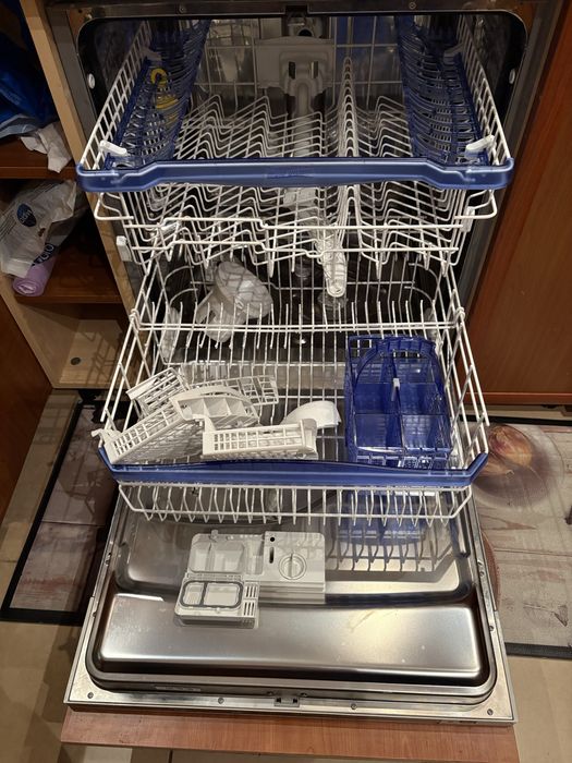 Masina de spalat vase Ariston, trebuie schimbat furtunul de alimentare