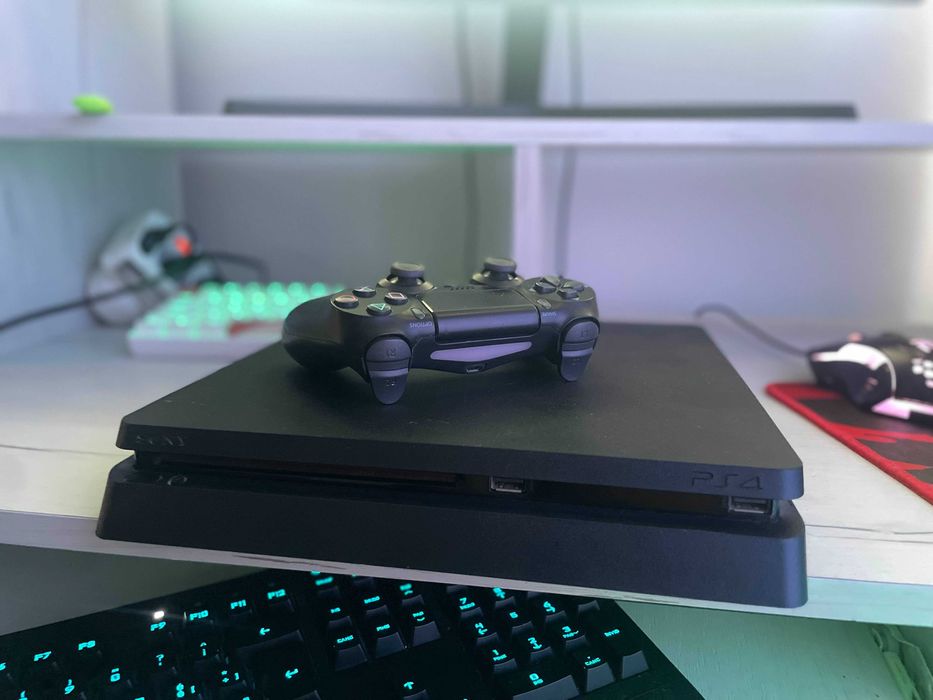 PlayStation 4 1TB + 1 Controller – Folosit putin - Negociabil -