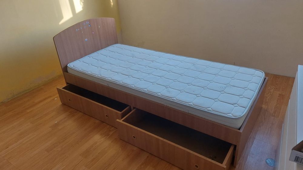 Vând pat de o persoană