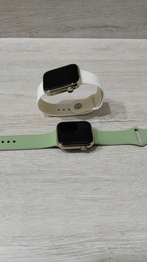 smart watch   продаем работает 2 штука каждый штук 90 000