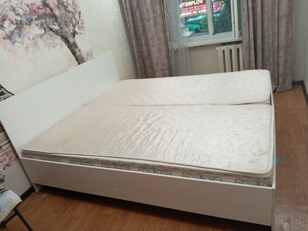 Продам кровать с матрасом