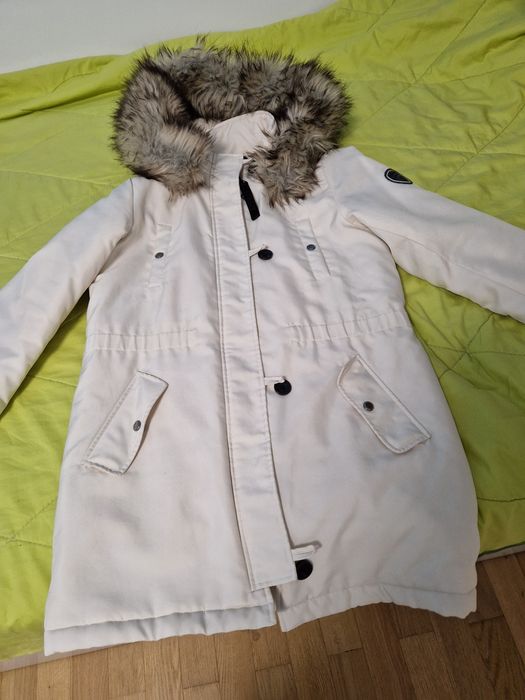 Бяло дамско яке тип парка