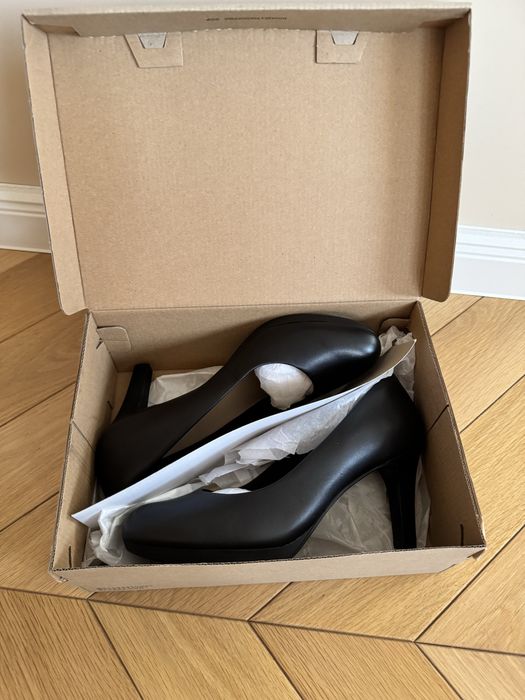 Чисто нови обувки Clarks висок ток