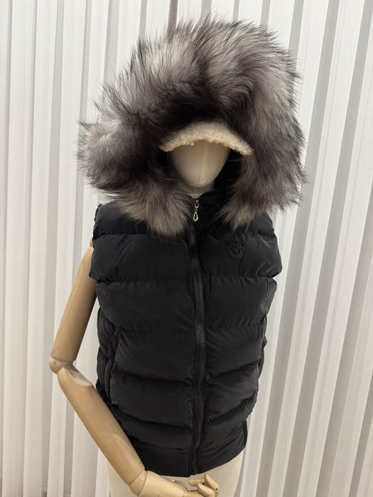 Лачен червен дамски елек с естествен пух на качулката