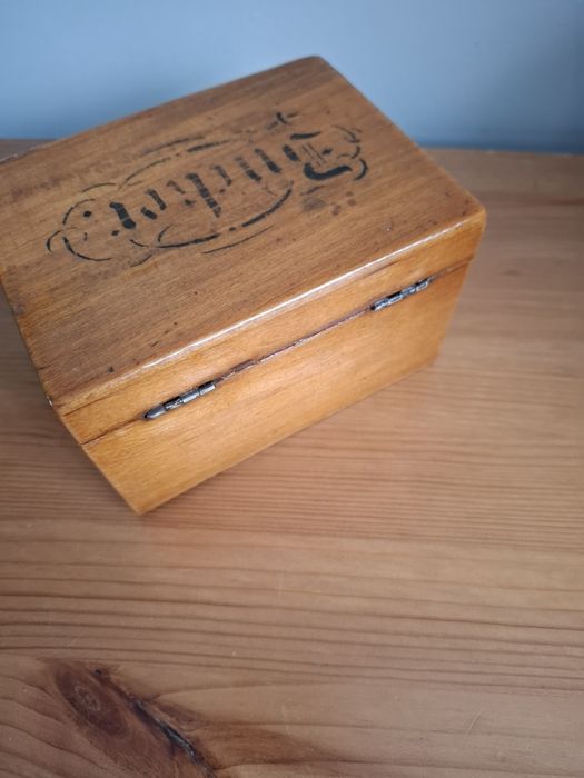 Cutie veche din lemn pentru bijuterii