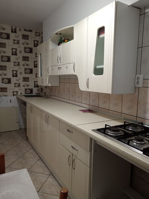 Închiriez apartament cu trei camere în Suceava. Zamca lângă Catedrala