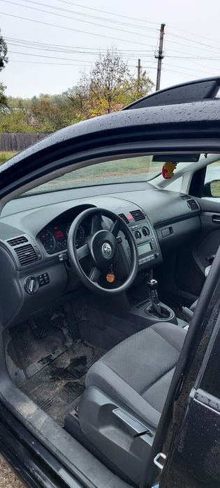 Vând Volkswagen Touran