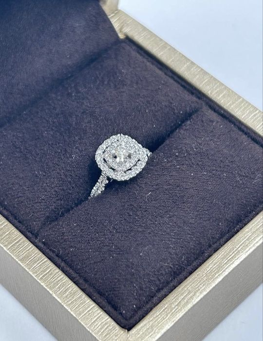 Кольцо с бриллиантом