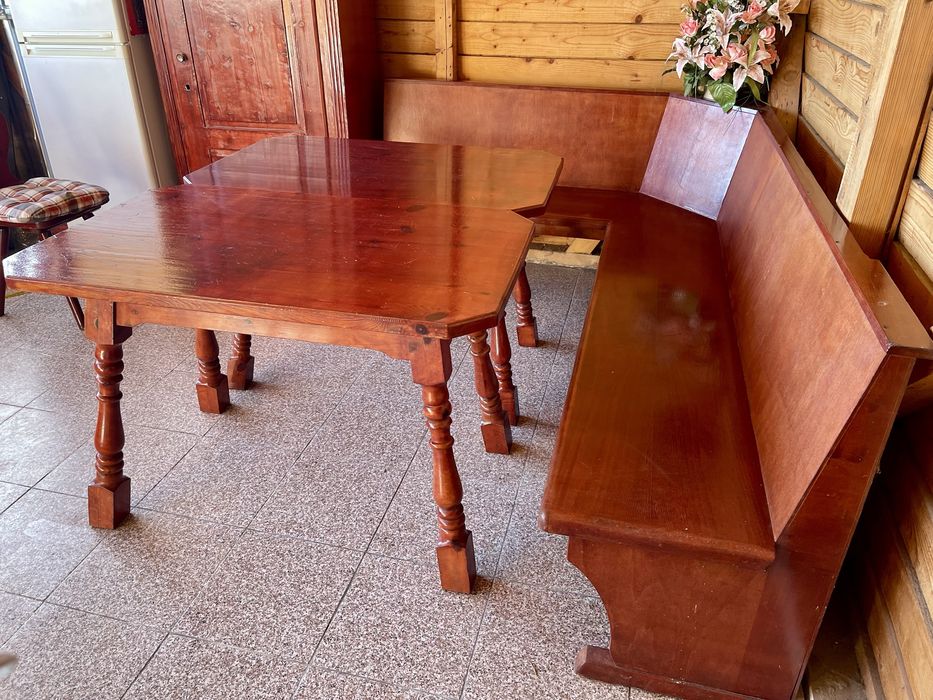 Coltar cu mese si scaune din lemn masiv