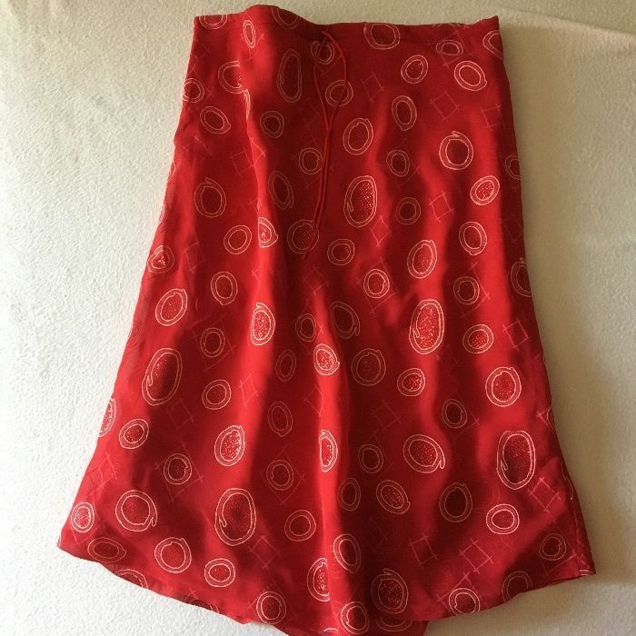 Красива и ефирна червена пола в отлично състояние