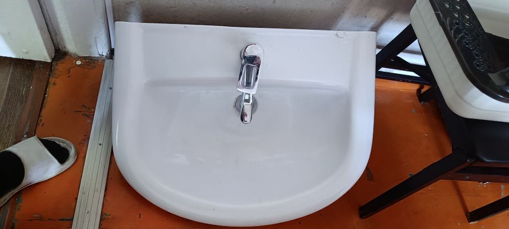 Продам раковину со смесителем
