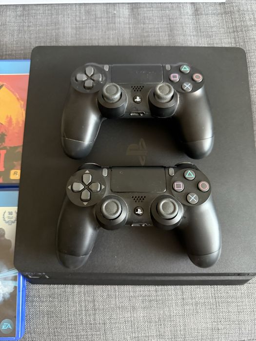 Playstation 4 slim cu doua controllere