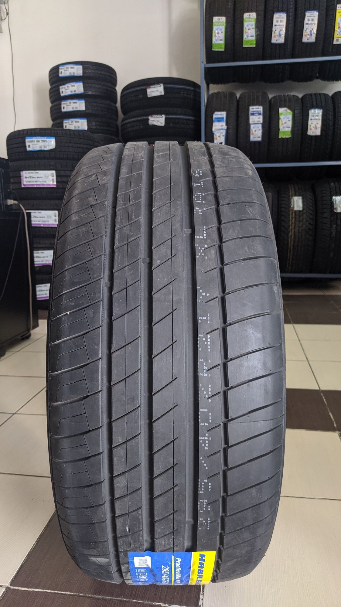 295/40R21 Habilead RS26