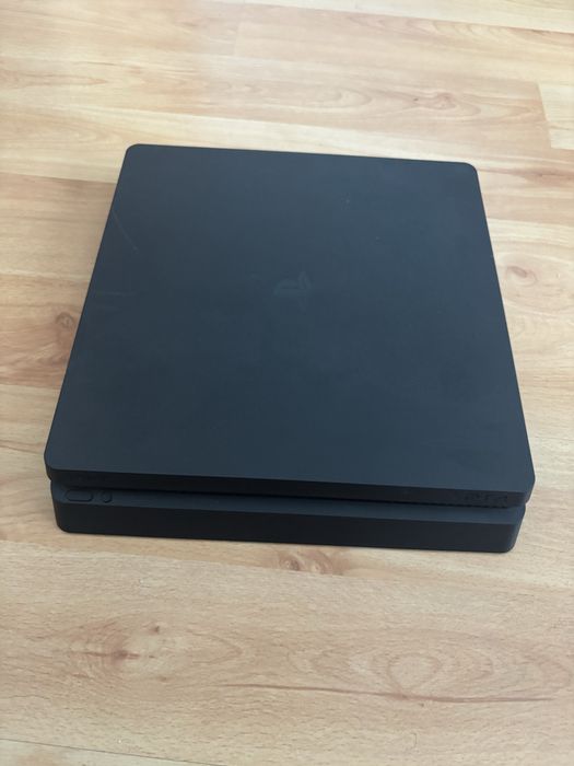 Конзола Ps 4   .