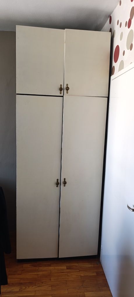Продавам гардероб, дивани,масичка
