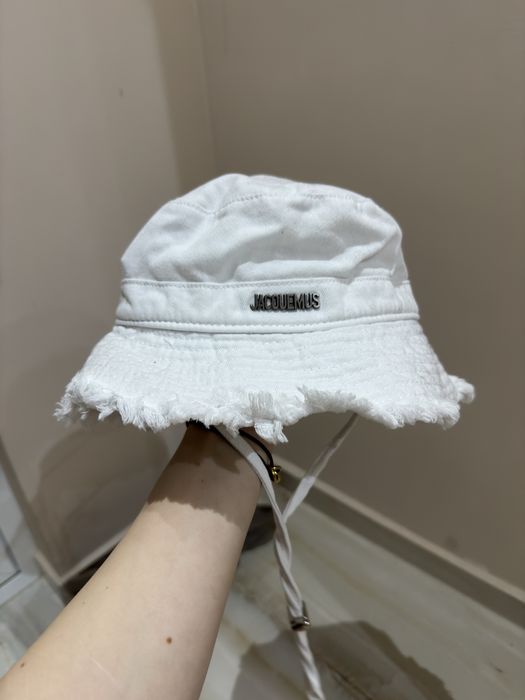 Бяла шапка Jacquemus