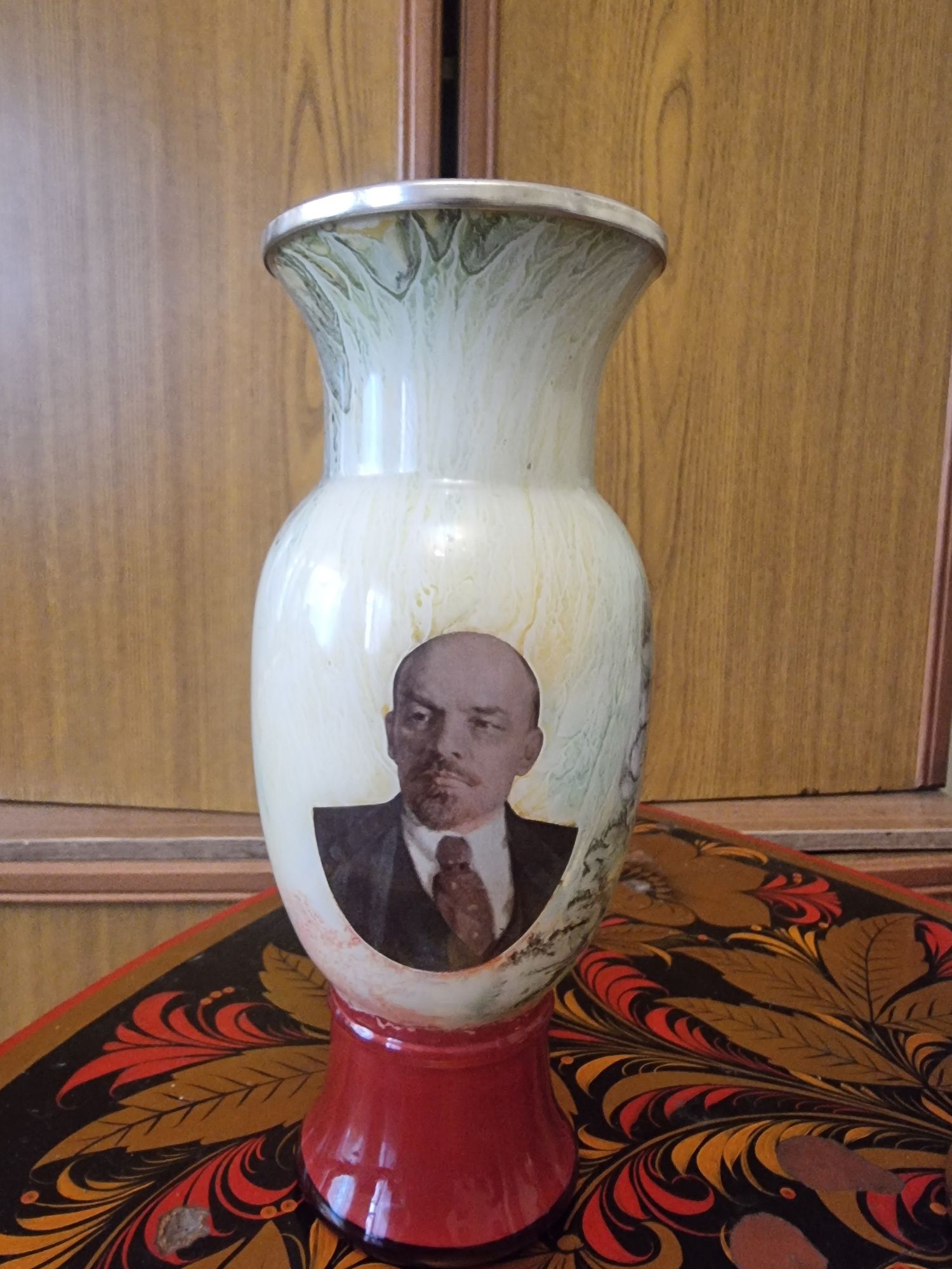 Продаётся ваза с портретом Ленина и медаль