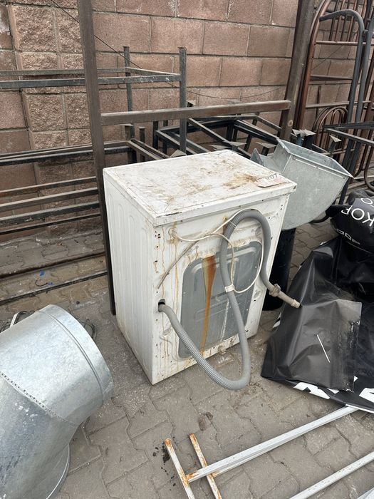 Холодильник и стиральная машина сломанные