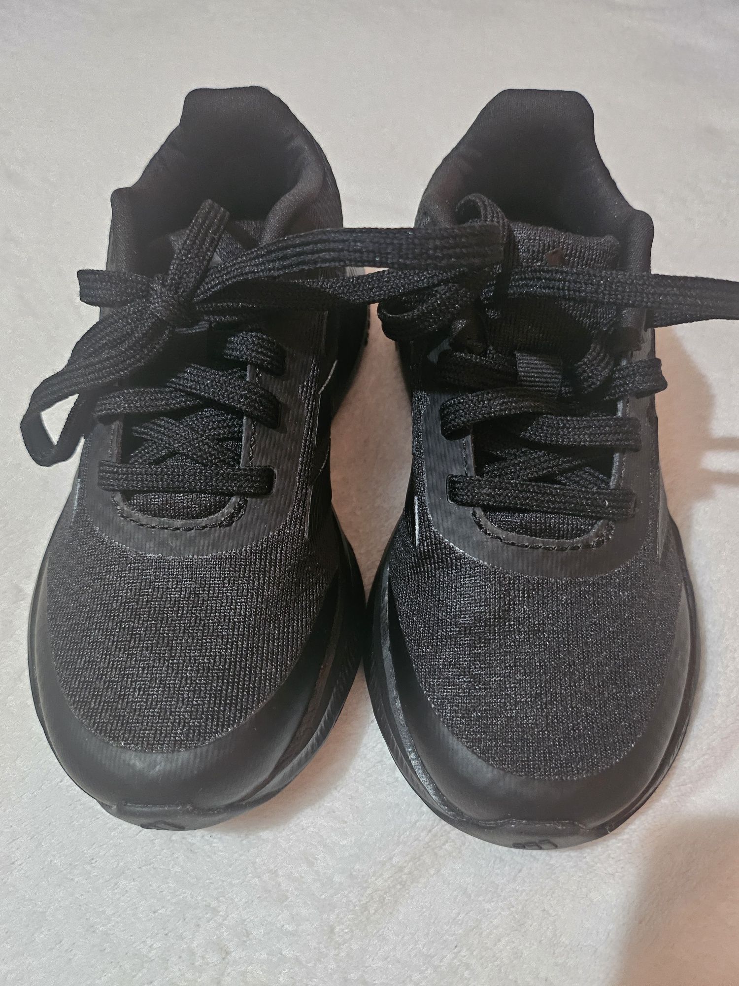 Vând adidas  copiii