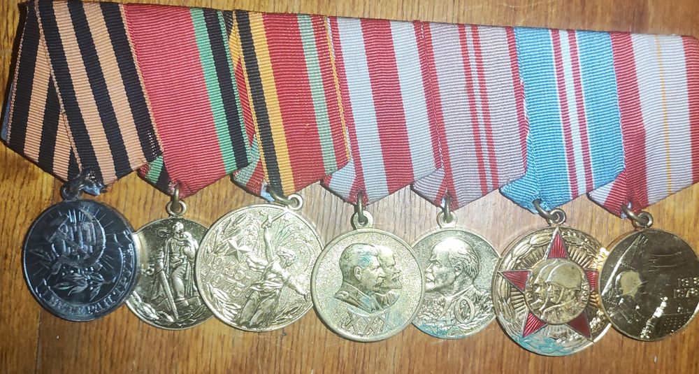 Медали разные на одной планке. Памятные
