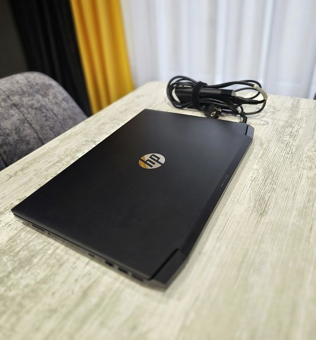 Геймърски лаптоп HP pavillion 144hz B&O озвучение
