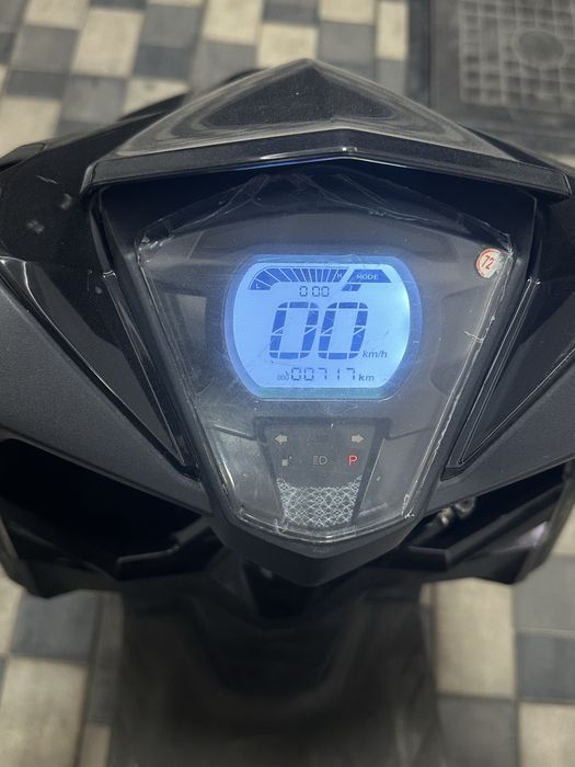 Чёрный электроскутер