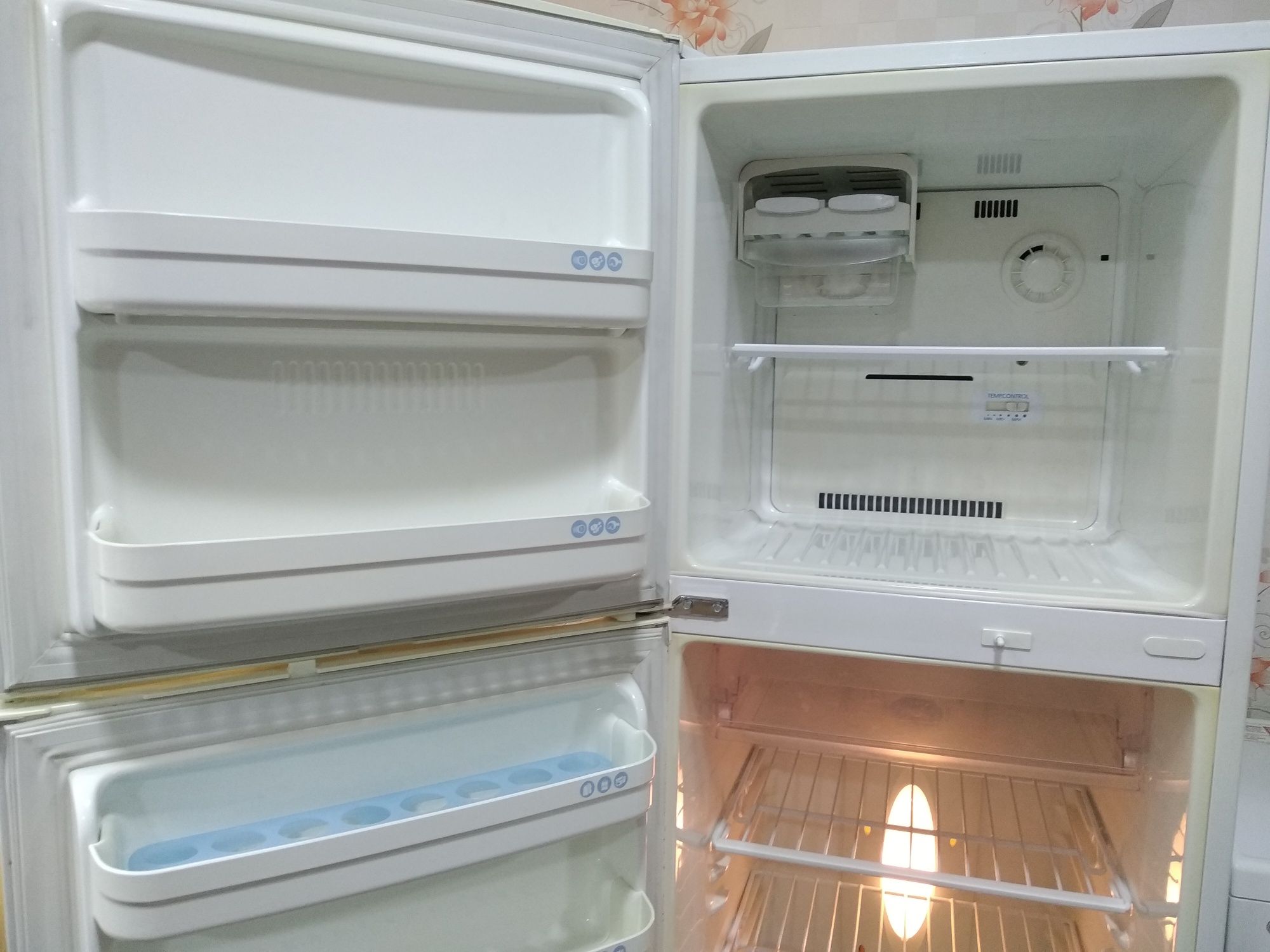 Холодильник LG с морозильником
