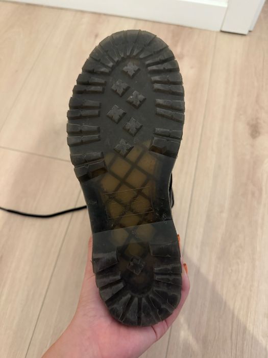 Bocanci Dr Martens negri , cu tinte argintii