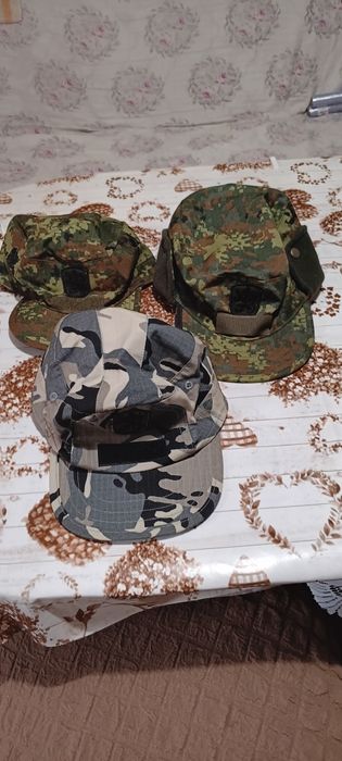 Продавам чисто нови Военни шапки едната е зимна номер 60