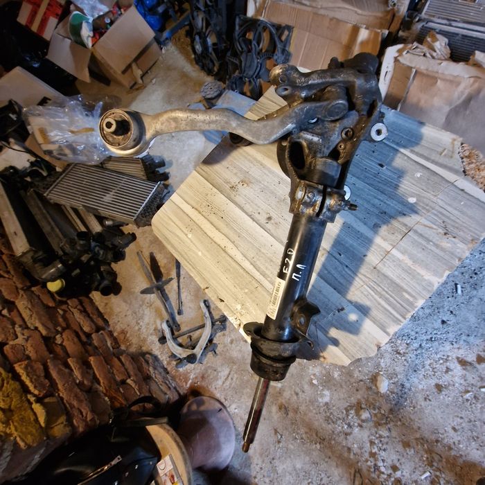 BMW 1 F20 преден ляв шенкел амортисьор носач