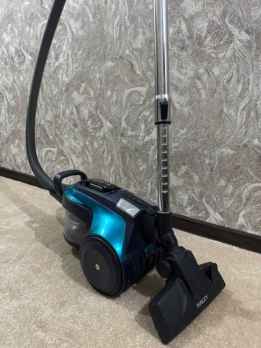 Пылесос Поларис в отличном состоянии на пульте управления