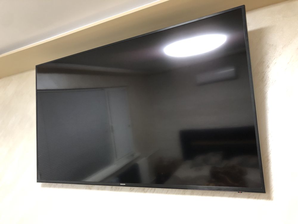 Телевизор 70”инча Samsung UE70KU6000